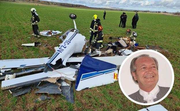 Imagen de la avioneta siniestrada y, a la derecha, Ángel Cruz. /BOMBEROS DEL AYUNTAMIENTO DE TOLEDO