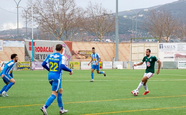 Sergi Maestre, que acabó con 5 grapas en la cabeza, conduce el balón en el partido del sábado en Villarrubia. /ADG MEDIA