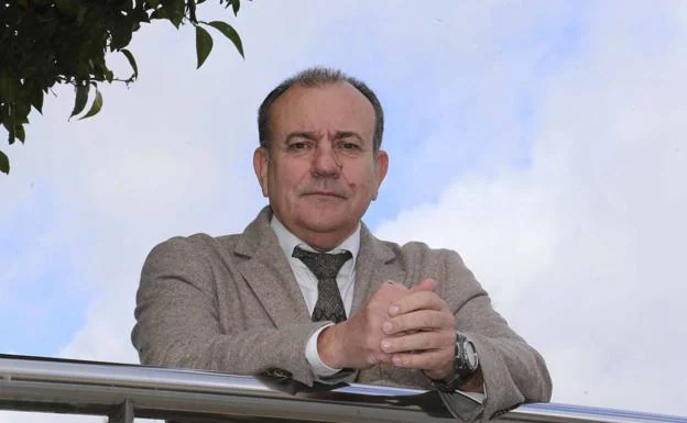 Manuel Gallardo, ayer, en la plaza de España de Mérida, antes de entrevistarse con el presidente de la Junta, Guillermo Fernández Vara. /J. M. ROMERO