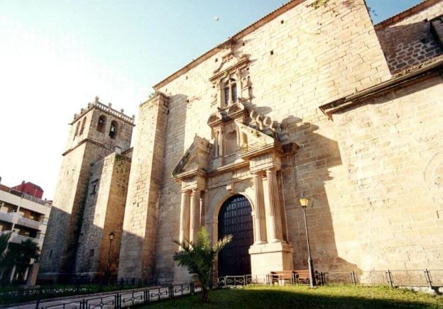 Fachada de la parroquia de Santiago Apóstol de Miajadas. / HOY