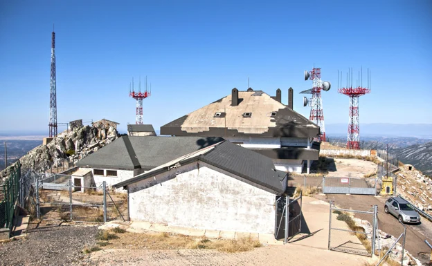 Antigua base militar en la cima del Pico Villuercas donde llegará la Vuelta el 28 de agosto con salida desde Don Benito. /HOY