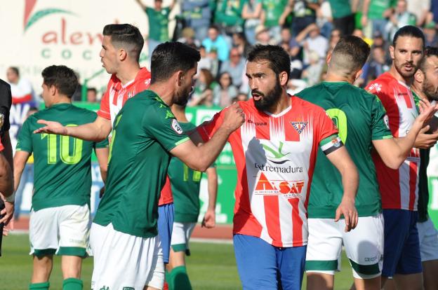 Pajuelo y Gonzalo durante el último partido disputado en Villanueva en 2019. / E. DOMEQUE