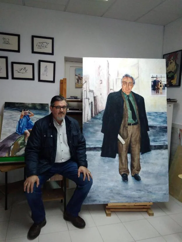 Tarsicio en su taller, con el cuadro de Julio Romero. / T.G.