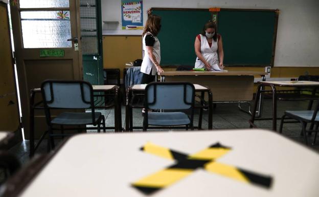Extremadura vacunará a 16.000 menores de 55 años de colegios e instituciones