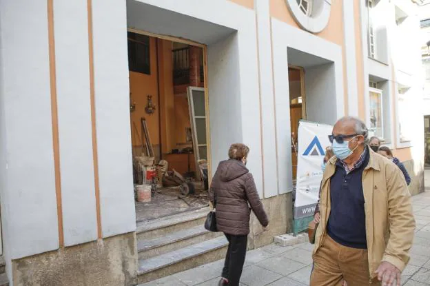 Imagen de las entradas al Gran Teatro mientras se instalaban las puertas nuevas esta semana pasada. / A. MÉNDEZ