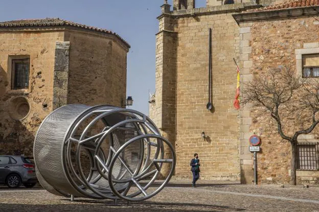 Escultura que antes estaba en Badajoz y ahora en Cáceres./ J. REY