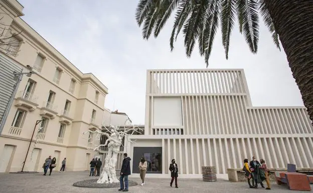 Museo Helga de Alvear; a la izquierda la Casa Grande que ocupaba hasta ahora y a la derecha el nuevo edificio añadido./Jorge Rey