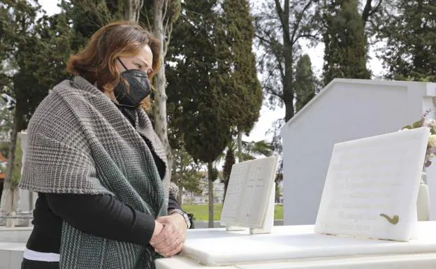 Sonia González frente al panteón familiar en el que está enterrado su padre/J. M. Romero