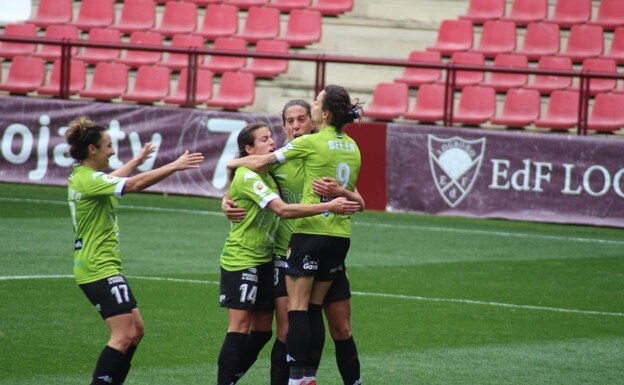 Las pacenses celebran el gol de Belén en el minuto 32. /Santa Teresa