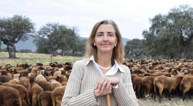 María Pía posa junto a uno de sus rebaños de ovejas. / HOY