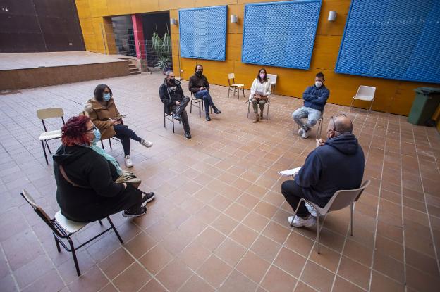 Representantes de asociaciones del distrito Sur se reunieron ayer para consensuar sus propuestas. / JORGE REY