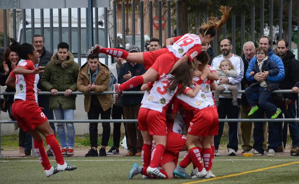 Las jugadoras celebran como una piña uno de los tantos del choque. /C. MORENO