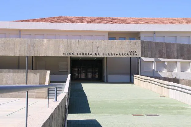 Entrada principal al nuevo colegio de Campanario. / S. GÓMEZ