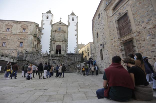 El sector turístico reconoce que marzo está siendo un buen mes para la ciudad. Así estaba la Plaza de San Jorge ayer por la tarde. / JORGE REY