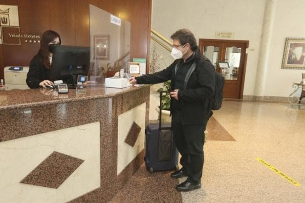 Un viajero se registra este viernes en un hotel de la ciudad. / J. M. ROMERO