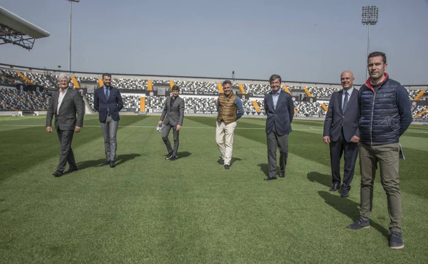 Jesús Hernández (director de Estudio Lámela), Jaime Castellets (director comercial de Molcaworld), Francisco Carrasco (presidente de Molcaworld), Joaquín Parra (presidente del Badajoz), Carlos Lámela (presidente de Estudio Lámela), Ignacio Cobos (director ejecutivo de Bovis) y Álvaro Trigo (director general del Badajoz) en el Nuevo Vivero. / PAKOPÍ/PAKOPÍ