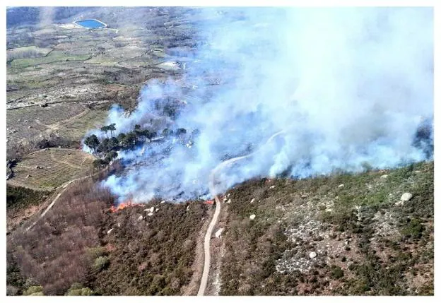 El humo cubriendo la zona afectada por el incendio, declarado ayer en el Valle del Jerte. / CEDIDA