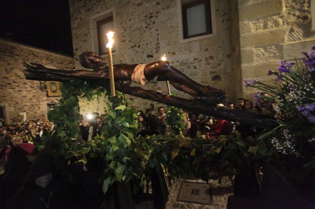 EL Cristo Negro, una de las imágenes más icónicas de la Semana Santa cacereña. / HOY