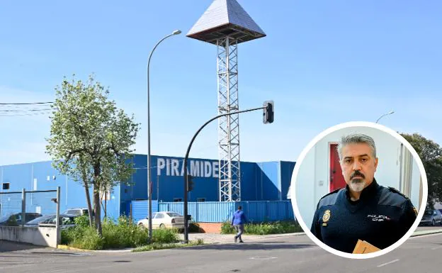 Imagen principal, el club de alterne Pirámide, uno de los cuatro que hay en Badajoz. En la foto detalle, Fernando Rodríguez, jefe de la Brigada de Extranjería de Badajoz. /J. V. Arnelas