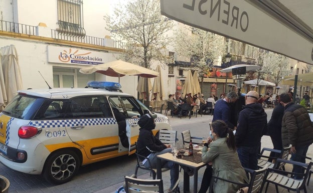 Una patrulla de la Policía Local de Cáceres realizando una ronda por una zona de terrazas. /hoy