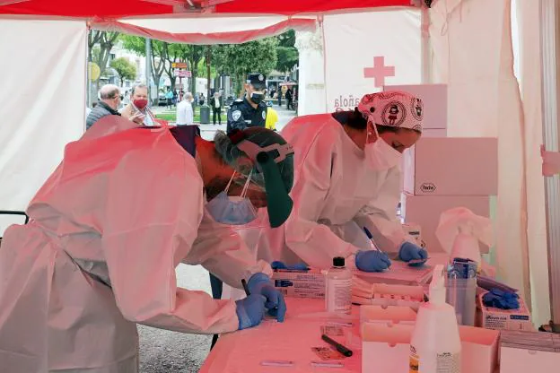 Los sanitarios dan el resultado de la prueba en quince minutos. / E. DOMEQUE