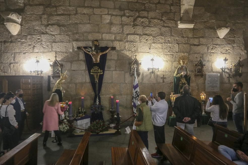 pEn orden. Fila de devotos frente a las imágenes de la Basílica. / J. M. R.