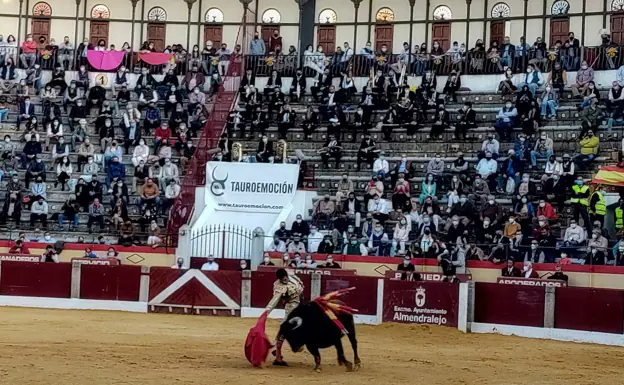 Emilio de Justo torea con la derecha al tercero bis de la tarde ./josé vicente arnelas