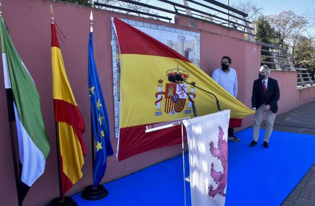 Fragoso descubre el mural de Alfonso IX de León en la margen izquierda del río el 19 de marzo. / CASIMIRO MORENO