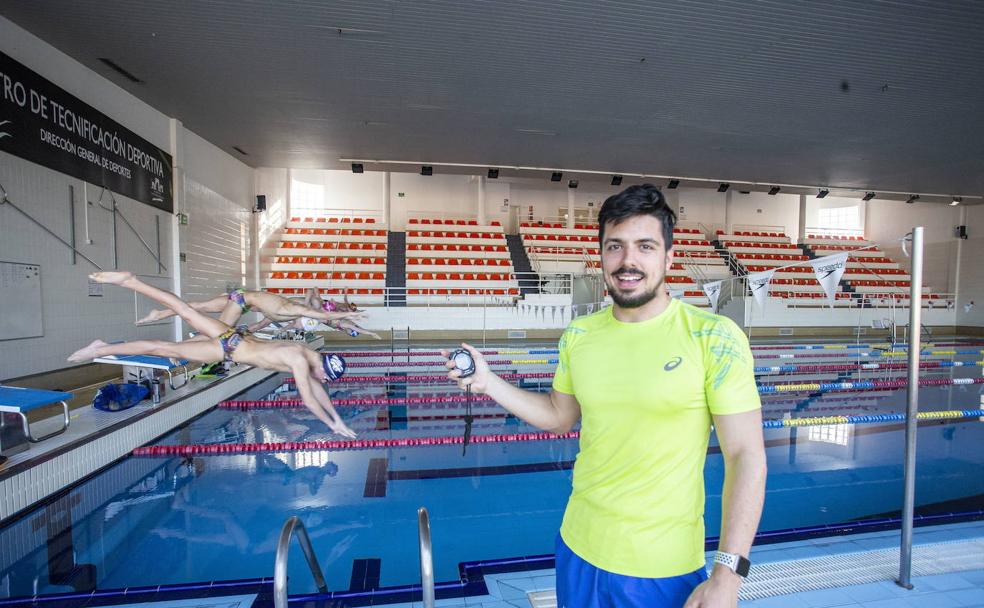 El nadador y preparador cacereño, en el Centro de Tecnificación Deportiva de Cáceres. /JORGE REY