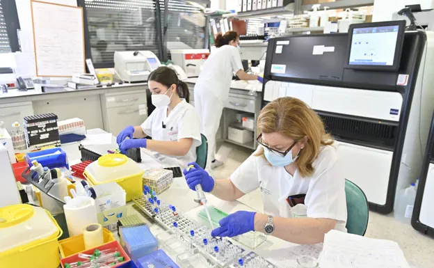 Dos sanitarias analizando muestras de covid en el laboratorio del Hospital Universitario de Badajoz. /j. v. arnelas