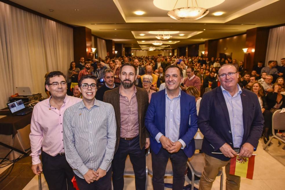Marcelo Amarilla –actual coordinador en Badajoz–, Pablo Tena, Santiago Abascal, Juan Antonio Morales y Antonio Pozo en un mitin de 2018 en Badajoz. / HOY