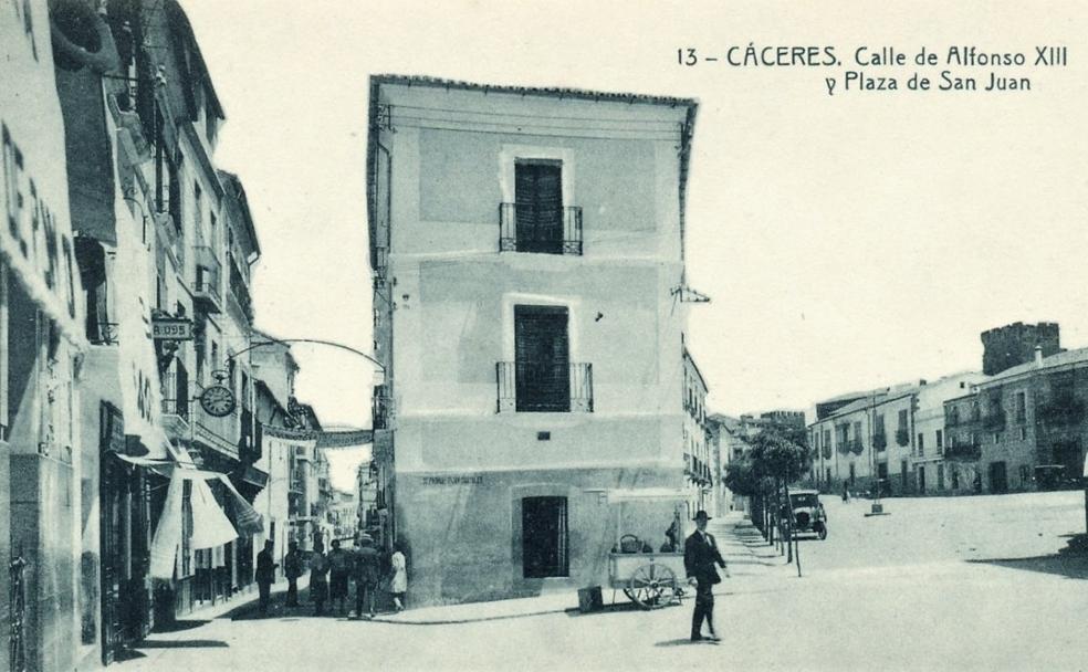 Postal de Cáceres de 1920, de la calle Alfonso XIII y la plaza de San Juan. / ANÓNIMO