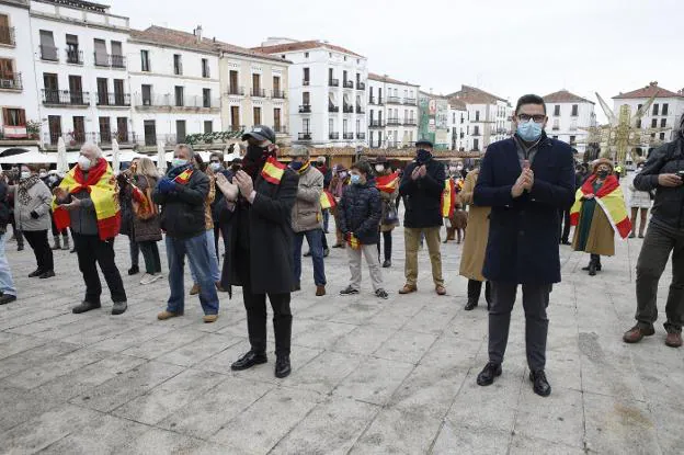 Concentración de militantes y simpatizantes de Vox en la Plaza Mayor de Cáceres. / HOY