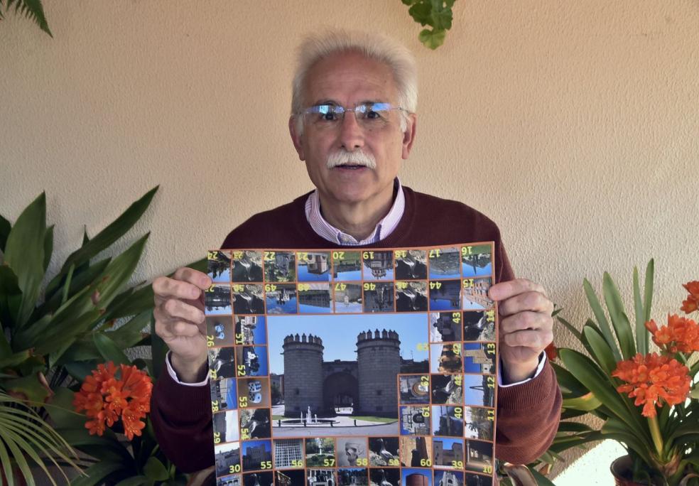 Juan Fernández Lozano muestra el tablero de La Oca que ha creado con lugares de Badajoz. / C. MORENO