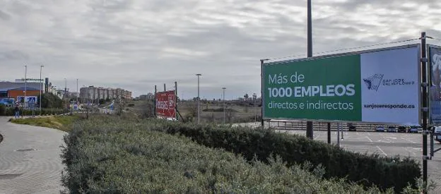 Una de las vallas publicitarias instaladas en Cáceres hace unos meses por Infinity Lithium para promocionar el proyecto de la mina. / HOY