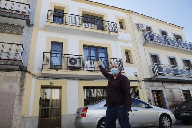 Julio Barra señala el piso que acaba de alquilar en Casar a trabajadores de una de las fotovoltaicas. / A. MÉNDEZ