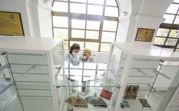 Los mantos de la patrona de Cáceres estarán expuestos en el Santuario