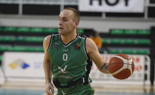 Devin Schmidt durante un partido de esta temporada con el Cáceres. /A. Méndez