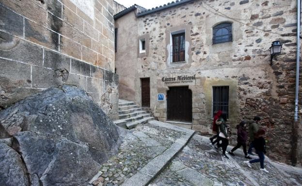 Cáceres, entre la piedra y el papel