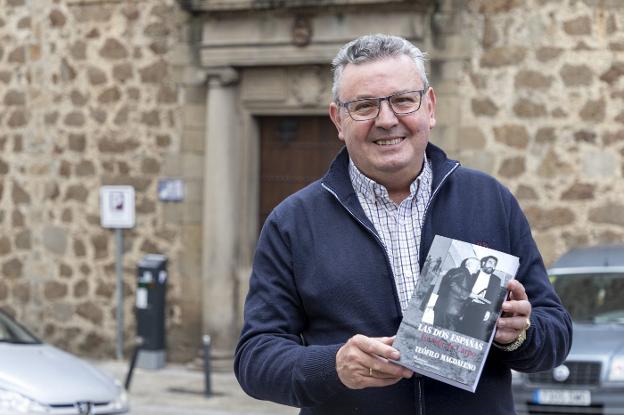 Teo Magdaleno muestra la portada de su libro. / A. SOLÉ