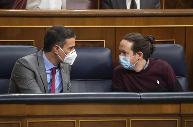 El presidente del Gobierno, Pedro Sánchez, y el exvicepresidente y exlíder de Podemos, Pablo Iglesias. / HOY