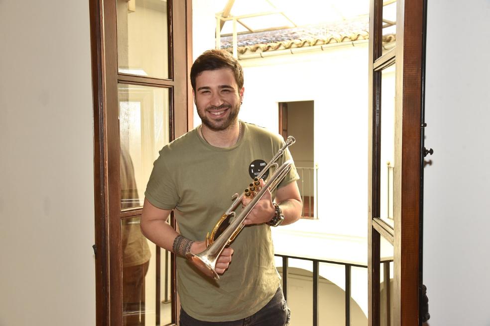 El trompetista Rubén Simeó en un aula del conservatorio, donde da clase desde hace cinco años. / D. PALMA