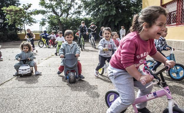 Alumnos del colegio de Suerte de Saavedra usan la bici en el patio./PAKOPÍ