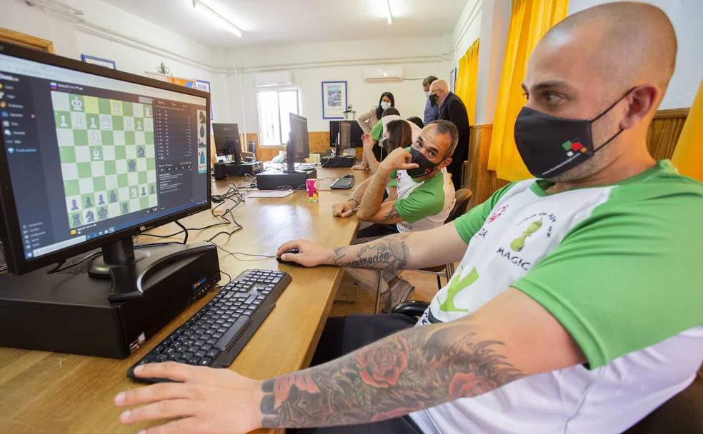 En primer plano, Álvaro González en un momento del torneo bajo la mirada de José Antonio García./ Jorge Rey