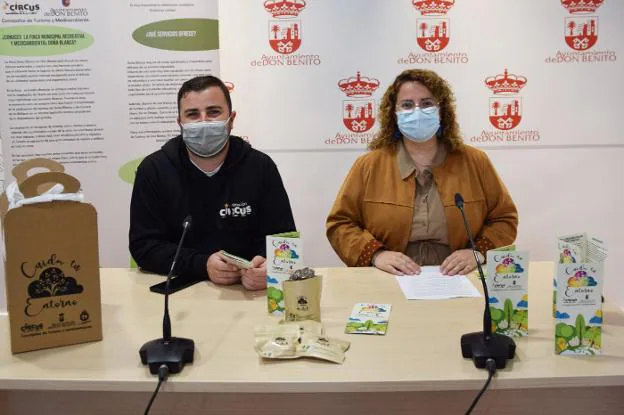 Ángel Sánchez y Cristina Valadés en la presentación del proyecto. / HOY