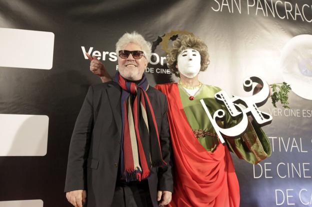 Pedro Almodóvar con San Pancracio en una edición anterior de los premios. / HOY