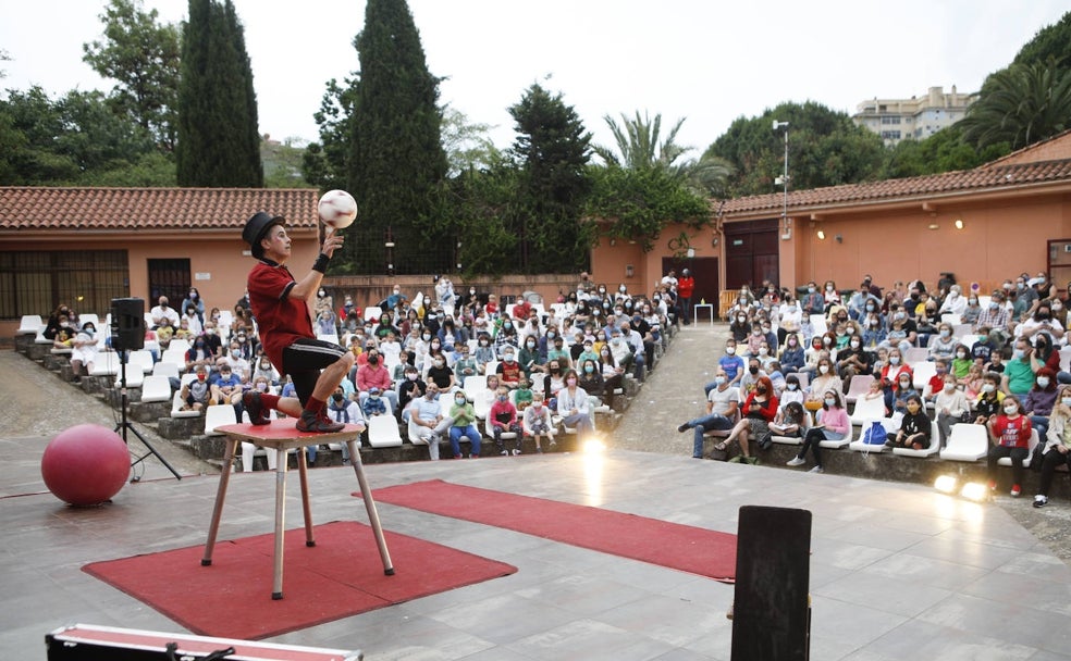 El artista circense Rafael Dante en el espectáculo 'Cualquier verdura' que el jueves ofreció en el auditorio del parque del Príncipe. /A. MÉNDEZ