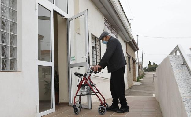 Una persona mayor, tras dar un paseo con su andador, entrando en la residencia El Molino, de Torrequemada, donde vive. /HOY