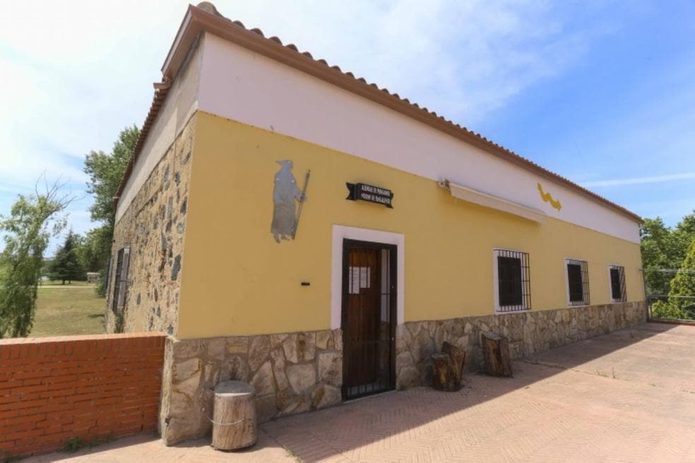 Fachada del albergue con la puerta cerrada. / J. M. ROMERO