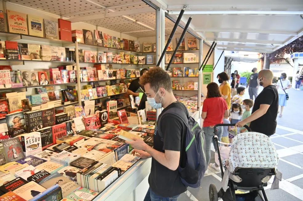 Ambiente ayer en las casetasde los libreros que están en el Paseo de San Francisco. / J. V. ARNELAS